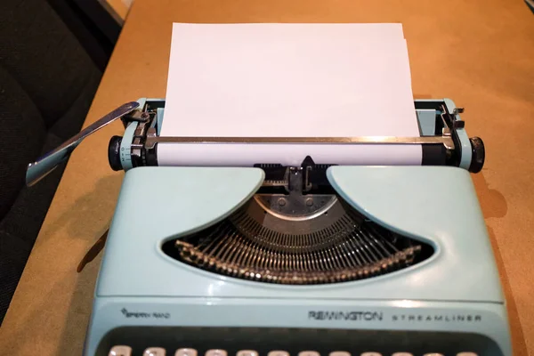 Old Green Typewriter Remington Light Blank Page Spotlight — Stock Photo, Image