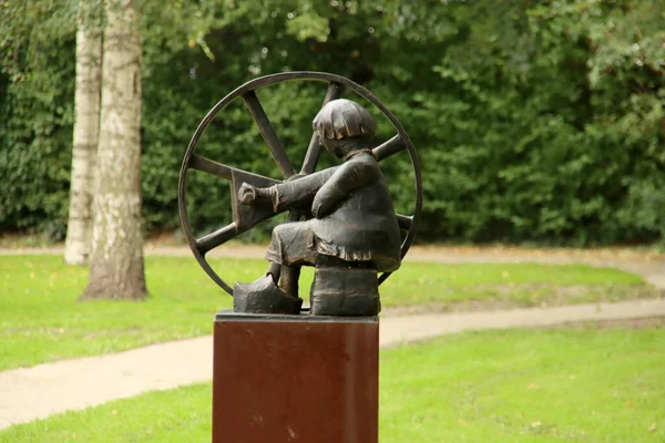 Flicka Ett Hjul Repet Kurs Drost Ijserman Skulptur Trädgård Barnhemmet — Stockfoto