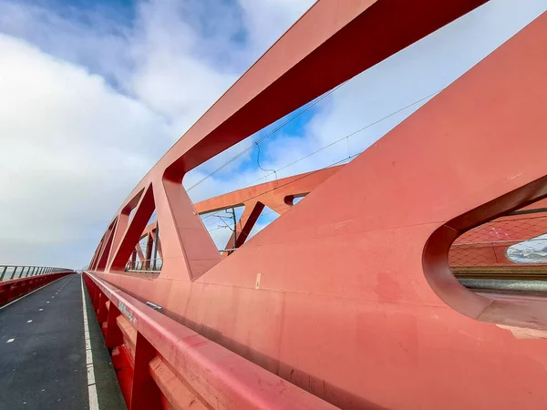 荷兰Hattem与Zwolle之间的Ijssel河上一座名为Hanzeboog的红色钢桥 — 图库照片