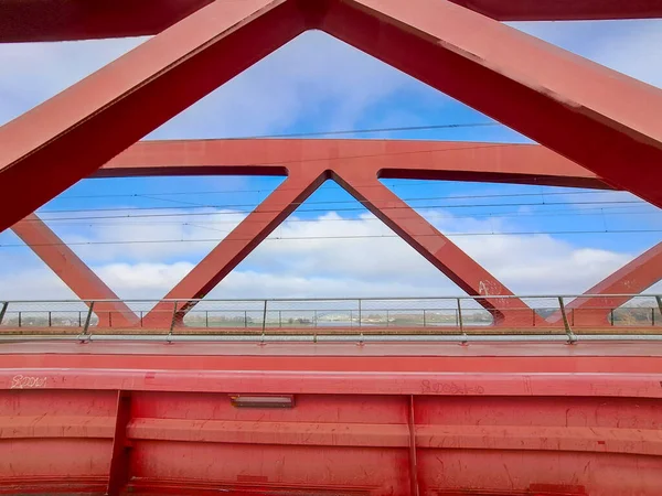 Κόκκινη Μεταλλική Γέφυρα Που Ονομάζεται Hanzeboog Πάνω Από Τον Ποταμό — Φωτογραφία Αρχείου