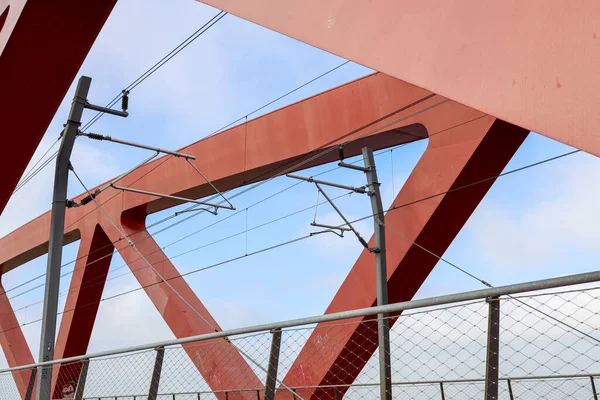 Κόκκινη Μεταλλική Γέφυρα Που Ονομάζεται Hanzeboog Πάνω Από Τον Ποταμό — Φωτογραφία Αρχείου
