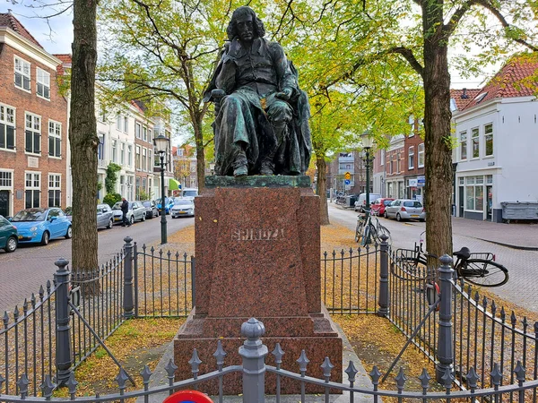 オランダ ハーグのパヴィリヨエンスグラートにある哲学者Baruch Spinozaの像 — ストック写真