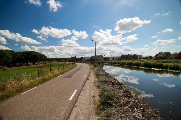 オランダのNieuwerkerk Aan Den IjsselのNieuwerkerk Noord沿いのZuidplazpolderのリング運河 — ストック写真