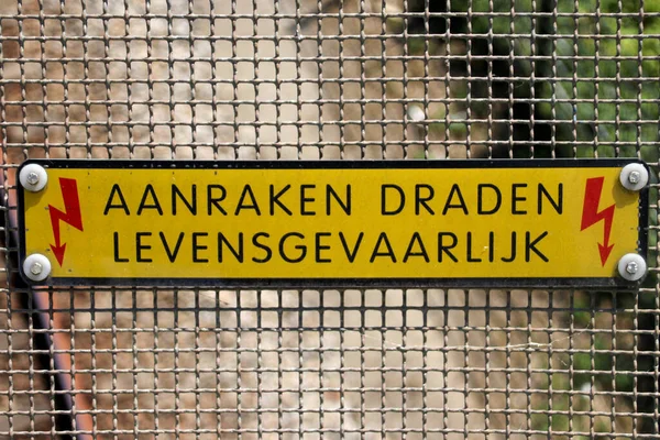 Підпиши Віадуці Пащі Aanraken Dragen Levensgevaarlijk Означає Дотик Проводів Небезпечний — стокове фото