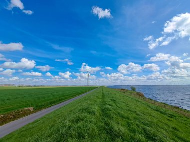 Hollanda 'daki Goeree-Overflakkee adasındaki Ooltgensplaat hendeğinde rüzgar türbini