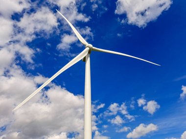 Hollanda 'daki Goeree-Overflakkee adasındaki Ooltgensplaat hendeğinde rüzgar türbini