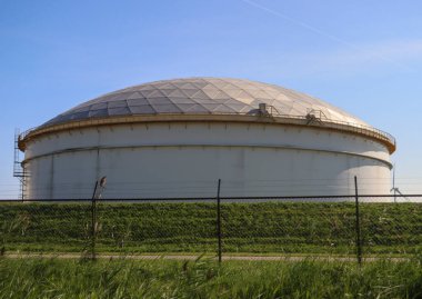 Hollanda 'nın Amsterdam limanında beyaz depolama tankı