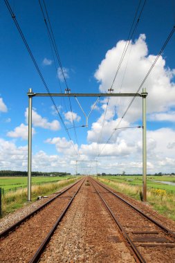 Hollanda 'daki Zuidplaspolder' ın alçak arazisinden geçen demiryolu hattı.