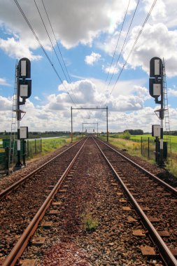 Hollanda 'daki Zuidplaspolder' ın alçak arazisinden geçen demiryolu hattı.