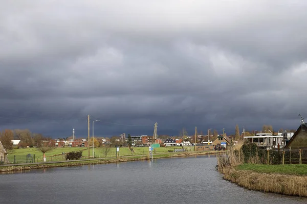 荷兰Moordrecht的Zuidplaspolder环形运河 上面乌云密布 — 图库照片