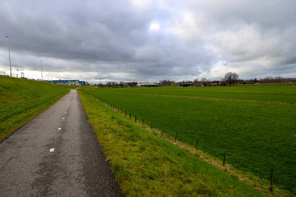 荷兰Moordrecht和Nieuwerkerk Aan Den Ijssel之间沿着Hollandsche Ijssel堤坝的自行车道 — 图库照片