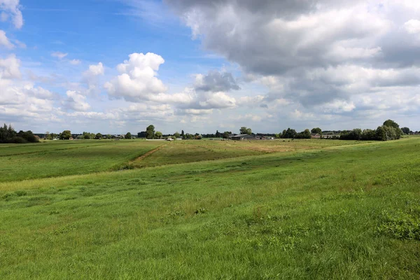 Nieuwerkerk Aan Den Ijssel沿着Ringvaart的Zuidplaspolder北部上空的云彩 — 图库照片