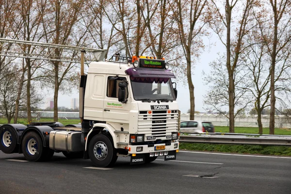 复古卡车参加了在荷兰南荷兰的复古卡车之旅 — 图库照片