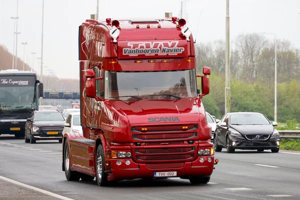 レトロトラックがオランダのサウスホランドを通るレトロトラックツアーに参加 — ストック写真