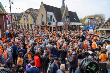 Hollanda 'daki Nieuwerkerk aan den IJssel' de King 's Day sırasında sokak satışı, müzik, oyunlar ve bekarlık