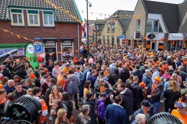 Hollanda 'daki Nieuwerkerk aan den IJssel' de King 's Day sırasında sokak satışı, müzik, oyunlar ve bekarlık