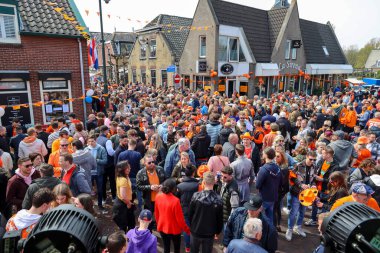 Hollanda 'daki Nieuwerkerk aan den IJssel' de King 's Day sırasında sokak satışı, müzik, oyunlar ve bekarlık