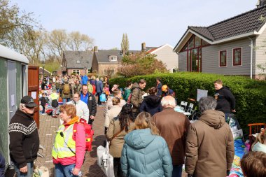 Hollanda 'daki Nieuwerkerk aan den IJssel' de King 's Day sırasında sokak satışı, müzik, oyunlar ve bekarlık