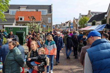 Hollanda 'daki Nieuwerkerk aan den IJssel' de King 's Day sırasında sokak satışı, müzik, oyunlar ve bekarlık