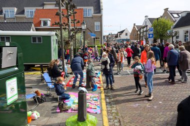 Hollanda 'daki Nieuwerkerk aan den IJssel' de King 's Day sırasında sokak satışı, müzik, oyunlar ve bekarlık