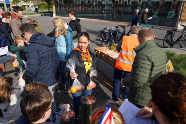 Hollanda 'daki Nieuwerkerk aan den IJssel' de King 's Day sırasında sokak satışı, müzik, oyunlar ve bekarlık