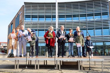 Hollanda, Zuidplas 27 Nisan - Hollanda 'da Ağustosta gerçekleşen Nieuwerkerk aan den IJssel' deki Kral Günü 'nde belediye başkanı ve meclis üyeleri doğum günü kralı adına tebrikleri kabul ettiler.