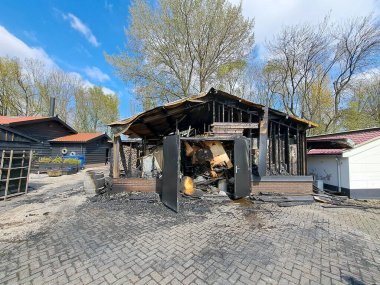 Nieuwerkerk, Hollanda - 1 Mayıs 2023 - Nieuwerkerk Leefgoed de Olifant 'taki yangından sonra,