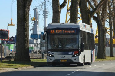 Rotterdam 'daki RET' in gümüş elektrikli otobüsü Hollanda 'daki Heijplaat' a gidiyor.