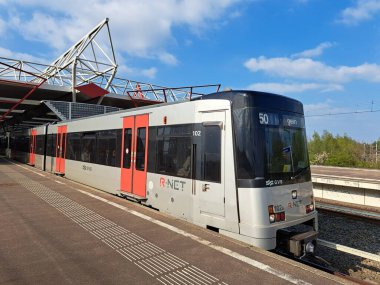 Hollanda, Duivendrecht istasyonunda GVB Amsterdam 'dan gelen CAF metro M4