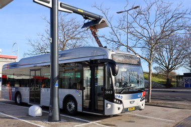 Hollanda Rotterdam 'daki otobüs durağında RET otobüsü elektrik yükleniyor.