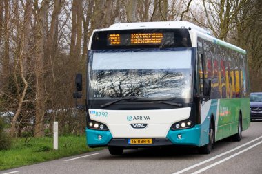 Hollanda 'nın NIeuwerkerk kentinde Rotterdam ile Gouda arasında beyaz yeşil bir otobüs var.