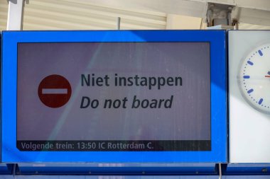Zwolle istasyonundaki 'Binmeyin' veya 'Niet Instappen' platformunu imzalayın
