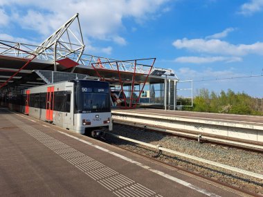 Hollanda, Duivendrecht istasyonunda GVB Amsterdam 'dan gelen CAF metro M4