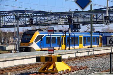 SNG NS yerel banliyö treni Hollanda 'daki Zwolle tren istasyonuna vardı.