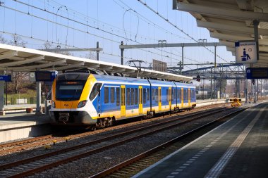 SNG NS yerel banliyö treni Hollanda 'daki Zwolle tren istasyonuna vardı.