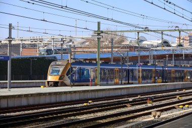 SNG NS yerel banliyö treni Hollanda 'daki Zwolle tren istasyonuna vardı.