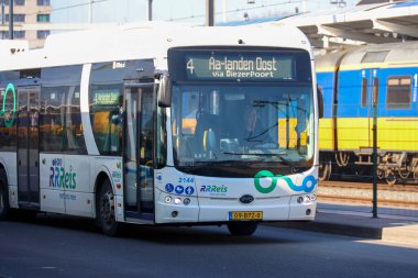 Hollanda 'daki Zwolle otobüs durağındaki RRRReis formülündeki yerel EBS otobüsü.
