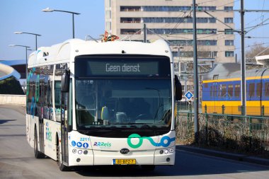 Hollanda 'daki Zwolle otobüs durağındaki RRRReis formülündeki yerel EBS otobüsü.