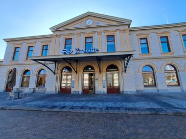 Hollanda 'daki yenilenmeden sonra tren istasyonu zwolle' un ön binası