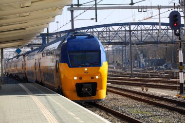 Hollanda 'daki Zwolle istasyonunda yenilenmiş VIRM şehirlerarası çifte tren