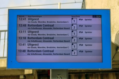 Kalkış bilgileri panelat tren istasyonu Nieuwerkerk aan den IJssel Hollanda