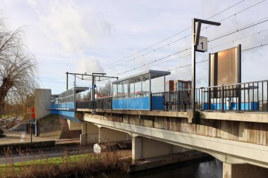 Hollanda 'daki Nieuwerkerk aan den IJssel tren istasyonundaki platformlar ve raylar