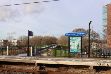 Hollanda 'daki Nieuwerkerk aan den IJssel tren istasyonundaki platformlar ve raylar