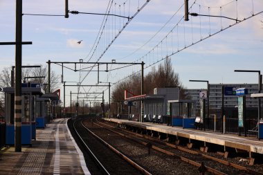 Hollanda 'daki Nieuwerkerk aan den IJssel tren istasyonundaki platformlar ve raylar