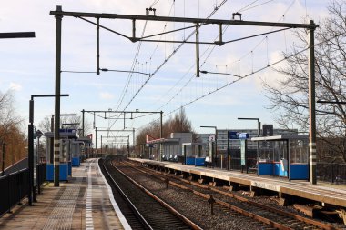Hollanda 'daki Nieuwerkerk aan den IJssel tren istasyonundaki platformlar ve raylar