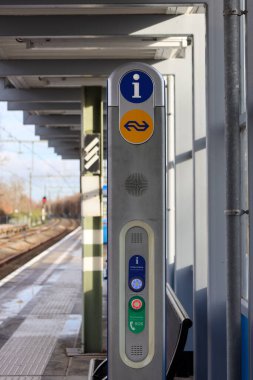 Hollanda 'daki Nieuwerkerk aan den IJssel istasyonundaki platformda bilgi ve iletişim birimi
