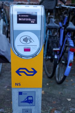 Hollanda 'da OV ve banka kartı ile tren biletleri için ödeme terminali