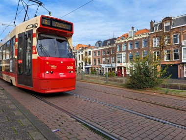 Hollanda 'daki Lahey' deki Om en Bij 'de HTM' nin kırmızı bej tramvayı.