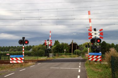 Hollanda 'daki Nieuwerkerk aan den IJssel' den gelen trenler için kırmızı ışık yanar.