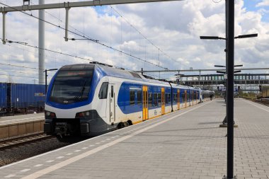 Hollanda 'daki Lage Zwaluwe istasyonunda NS' nin flörtçü trenleri.